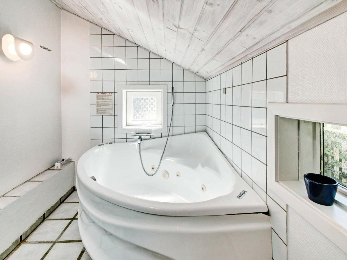 8 Person Holiday Home In Nex Vester Somarken Extérieur photo